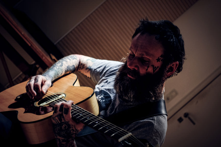 Friedemann Singer und Songwriter mit Gitarre im Studio auf Rügen - Pressefoto