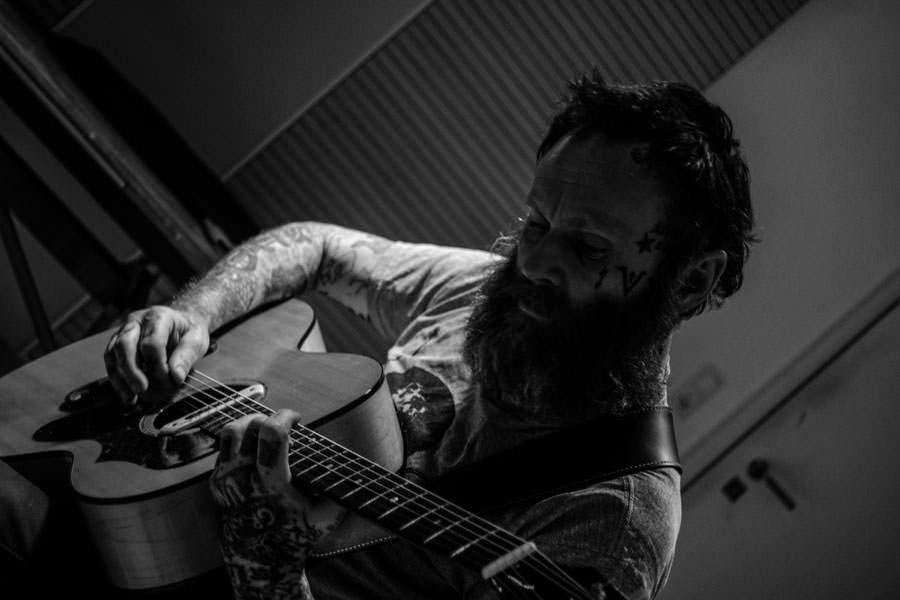 Singer und Songwriter Friedemann mit Gitarre im Studio auf Rügen - Pressefoto